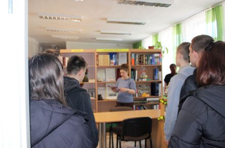 KLASA 8B PRZECIW STEREOTYPOM: WIZYTA W BIBLIOTECE