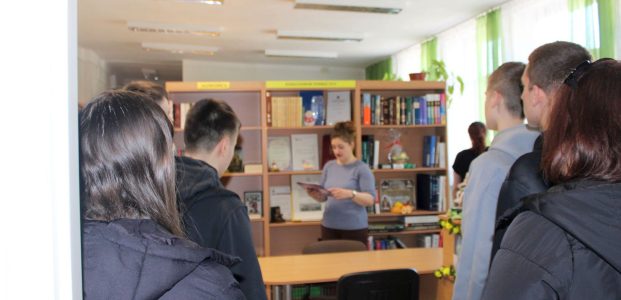 KLASA 8B PRZECIW STEREOTYPOM: WIZYTA W BIBLIOTECE