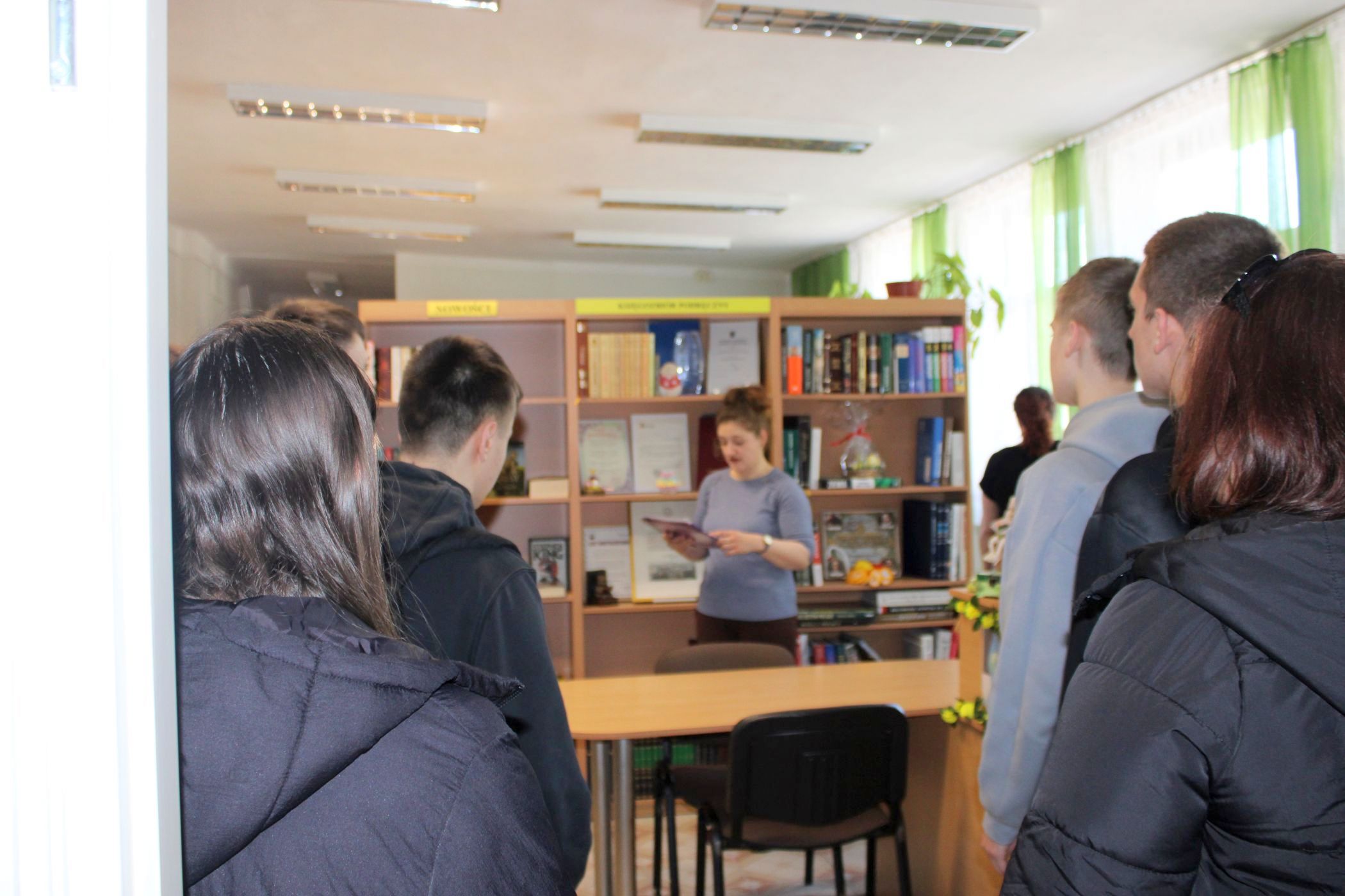 KLASA 8B PRZECIW STEREOTYPOM: WIZYTA W BIBLIOTECE