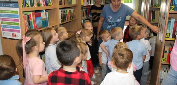 KOLOROWA JESIEŃ W BIBLIOTECE – WIZYTA PRZEDSZKOLAKÓW!